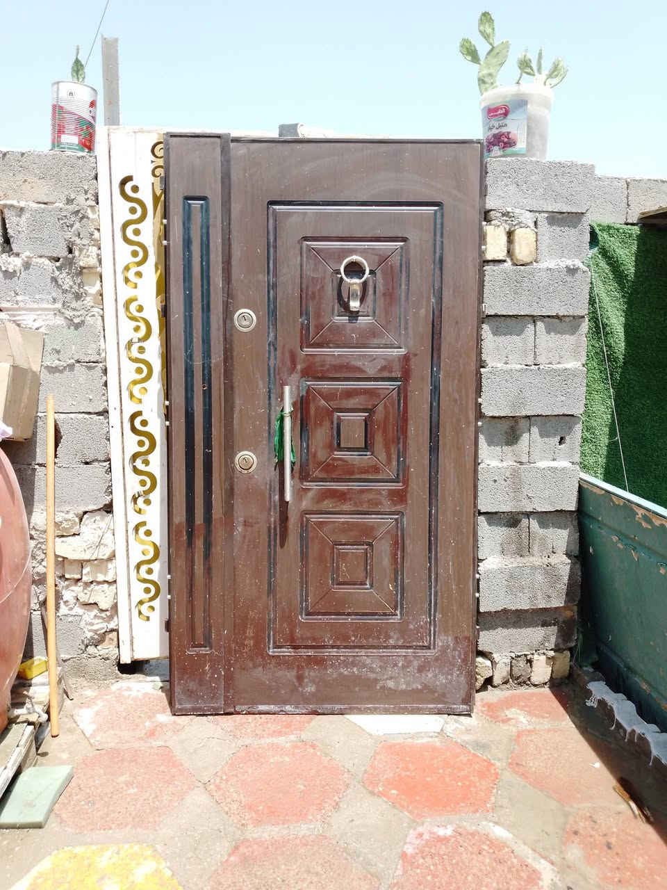 سلام عليكم باب قاصة للبيع اطار حديد داخل خشب طلاقة وربع عرض 125طول 212 باب كلش حلو نصبتة بس جرجوبة شوية بيهه خياس مكاني بغداد حي اور رقم الهاتف ***********
