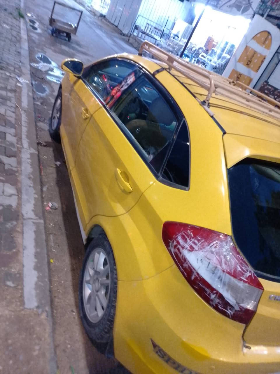 سلام عليكم مرخصة مدير لكروب 
شيري فلاوين موديل 2011
رقم بغداد 
تحول ثاني يوم
كشره نضيفه
كير ومحرك بلاد
سعره 26. وبيه مجال حك الجيه 
عنوان السياره بغداد 
هاتف ***********
