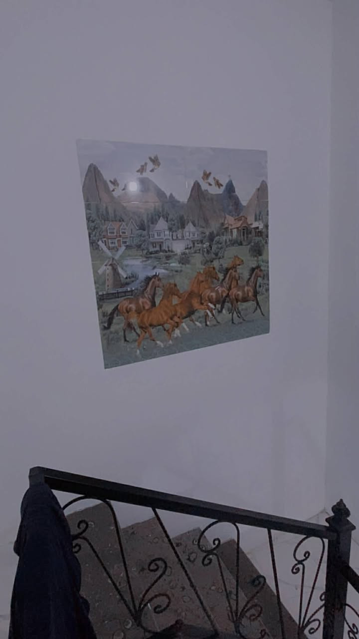 السلام عليكم بيع مستعجل 
على بركه الله يوجد دار مساحه ١٣٠ متر 
سنه البناء2024 البيت كامل اي نقص مابي 

بيت ركن  صاير 

طابو زراعي سند ٢٥

طابقين 

الطابق الاول   يتكون من 
شتايكر 
صحيات خارجيه 
مطبخ 
هول 
صاله 
حمام داخلي 
الصاله بيها ركن حايط حجر من اغلى نوعيه 

الطابق الثاني 
غرفه نوم 
ممر 
بالخريطه المفروض بعد غرفه ثانيه فوك بس لسه مبانيها 

سطح

العنوان الزوير الغربي 
شارع حسينيه الرسول 

البيت يصير مقابيل مزرعه الياس 

عرض الشارع ١٠ بس لسه ممبلط قيد التبليط 

المنطقه مشموله  بمشروع المجاري والتبليط
السعر ٩٠ وبي مجال
الاستفسار  ***********
