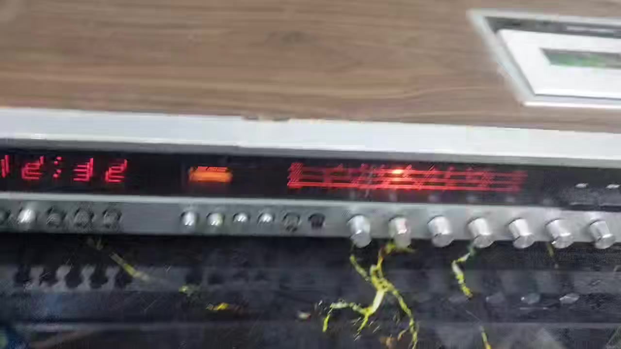 📻 إعلان بيع: جهاز Wagner كلاسيكي (راديو + كاسيت + ساعة)
​الوصف:
للبيع جهاز Wagner أصلي، ياباني قطعة نادرة لهواة الأنتيك والزمن الجميل. يتميز بتصميم خارجي أنيق يجمع بين الخشب والمعدن، مع إضاءة حمراء كلاسيكية للساعة والترددات.
​المواصفات والمميزات:
• ​راديو متعدد الموجات: يدعم موجات (FM / MW / SW1 / SW2) مع مؤشر تردد مضيء.
• ​مشغل كاسيت: مدمج في الأعلى (Top Loading).
• ​ساعة رقمية: شاشة LED حمراء واضحة مع خاصية المنبه (Sleep/Auto).
• ​التحكم: أزرار ومفاتيح دوارة للتحكم في (الصوت، الباس، التريبل، والتوازن).
• ​المنافذ: مخرج سماعة رأس (Phones) في الواجهة الأمامية بدون سماعات 
***********   الاتصال 
السعر ٦٠ الف
