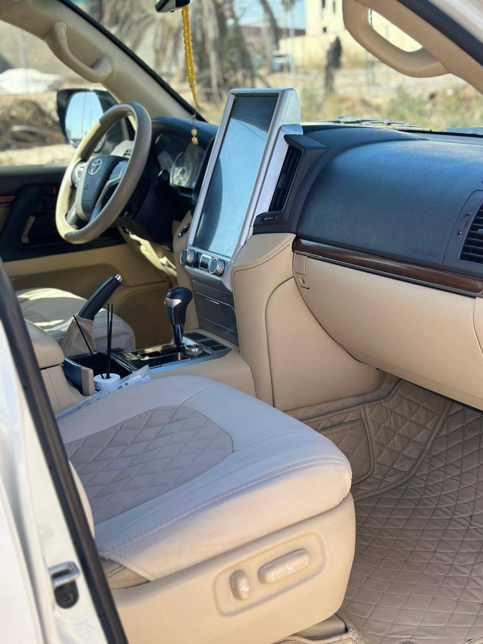 من رخصة الادمن ....   للبيع نقدا 🌳🌳🌳🌳🌳🌳🌳🌳
سيارة تويوتا لاندكروز خليجي فول مواصفات (( وايت ايدشن )) موديل ٢٠١٦ رقم بغداد الماني بأسمي  تحويل مباشر   مكفولة  عدا التكمة الخلفية اليسرى مصبوغه على كدها اثر خباثة وجديدة جدا بمعنى الكلمة وجاهزة من كلشي  وعالفحص ومكان السيارة بالفلوجة والسعر ٤٢٠بيها مجال بسيط ورقة والجاد بالشراء يتفضل يتصل عالارقام  ***********      وبالخير مقدما عالياخذها 🌳🌳🌳🌳🌳🌳🌳
الاتصال حصرا عالرقم الموجود لاني مكلف بالنشر
المواصفات ...
١- فتحة سلايد بالقماره
٢-محرك ستة سلندر
٣-حساس امامي خلفي 
٤-كامره خلفي بلادي
٥-ثمانية (٨) ايرباكات 
٦- زنون بلادي 
٧-كراسي جلد اصلي
٨-كراسي الامامية كهربائيه عدد (٢)
٩- تشغيل عن بعد اصل بلادي 
١٠- لدات امامي وخلفي
١١-زراك لايت 
١٢-تحكمات فول ستيرن 
١٣-نظام زحف 
١٤-مري جانبي كهربائي (شفط)***
١٥-تبريد ٣ قطع ثلج
١٦- داخل بيجي
١٧- لدات امامي وخلفي
