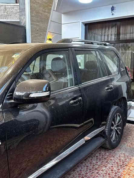 السلام عليكم. 
للبيع برادو موديل 2022 فئة TXS سبعينية 

رقم بغداد. 

مواصفات السيارة…

1-كراسي 2 كهرباء 

2-سلايد 

3-حساسات 

4-داخل قرميدي 

5- لايت داينمك (متحرك)

و مواصفات السبعينية معروفه

السيارة مكفولة كفالة عامه (عدا تكحيل صغير بالدعاميه الخلفيه فقط)

السياره ماشية 81000. km

السعر/ $44،000

عنوان السيارة. بغداد الكرخ

للاستفسار: *********** / ***********
