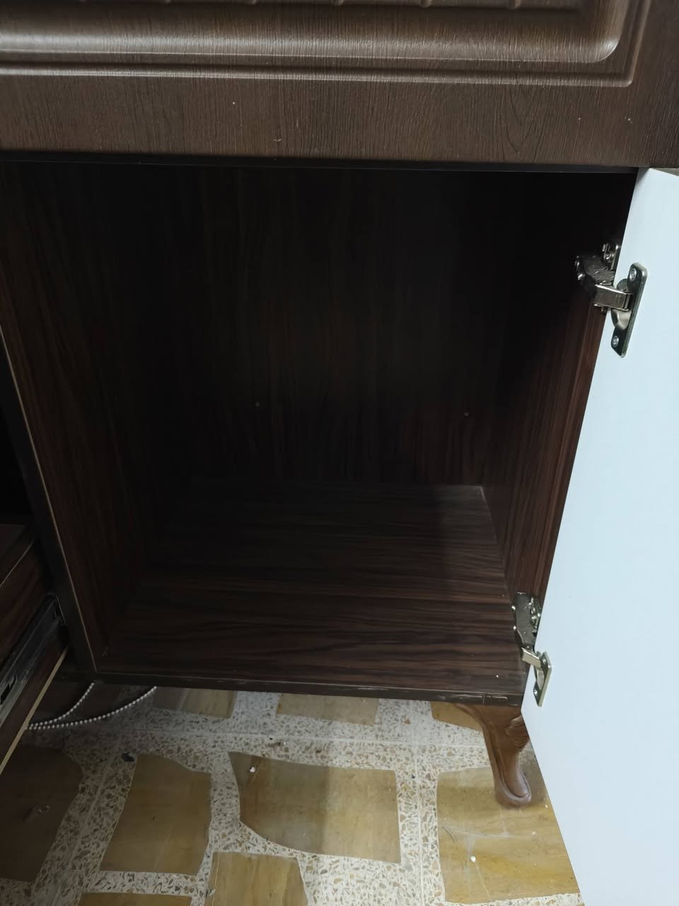 ميز مراية للبيع قفله ٣٥ أي عيب مابي الشراي يتصل على هذا الرقم‏‪***********‬‏ بي واتس
