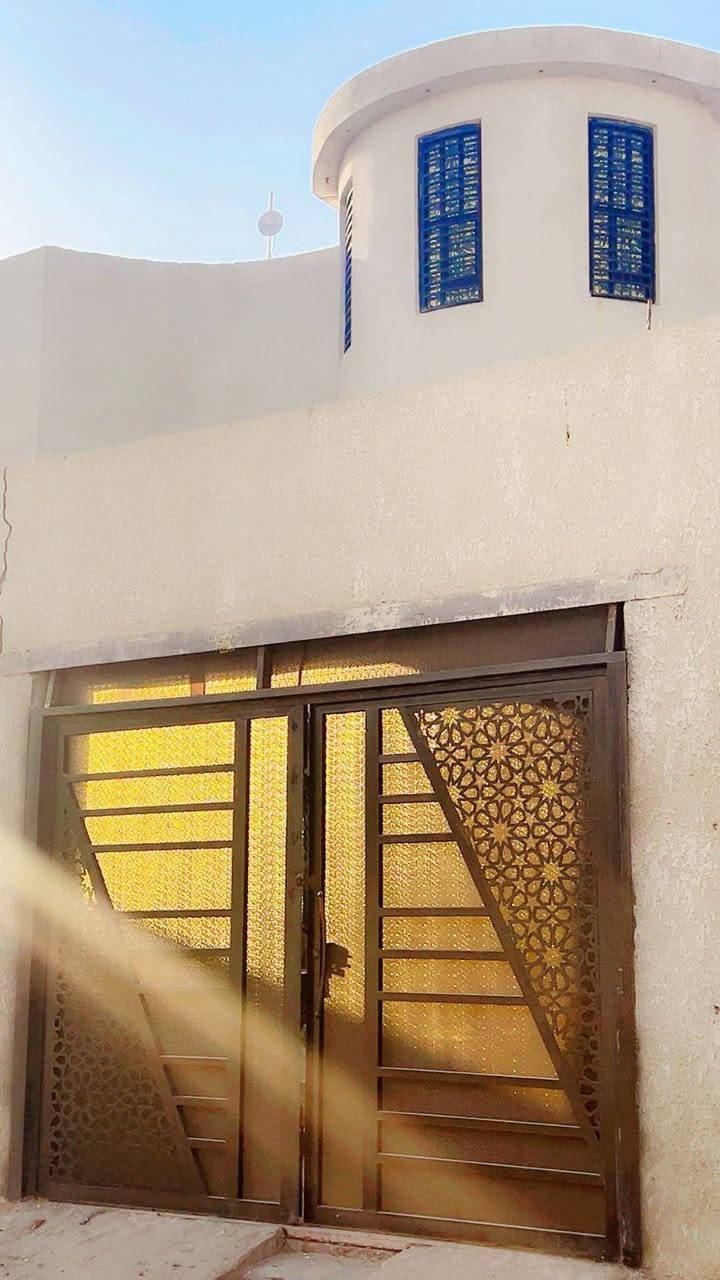 � بيت راقي للبيع – البصرة منطقة الجزيرة / البصرة شط العرب / حي راية 🏡

للبيع بيت حديث ومرتب من الأساس، بموقع مميز قريب من حسينية حجي شنان، ويم مدرسة صقر، سنتر صقر والمستوصف.

📏 المساحة: 600 متر
🏠 مساحة البناء: أكثر من 200 متر
🏗️ البناء جديد وحديث – من أساس طابو وبلوك وفربستون

✨ الطابق الأول:

 • مطبخ تركي راقي جداً
 • صالة فخمة
 • غرفتين نوم
 • ديوانية
 • حمامين (شرقي وغربي)

✨ الطابق الثاني:

 • 4 غرف نوم (إحداها بحمّام خاص)
 • صالة واسعة
 • حمام شرقي وغربي

🌿 الخارج:

 • كراج سيارات وحديقة مرتبة بصفحتين
 • نافورات وزرع طبيعي
 • كاميرات مراقبة تغطي كل البيت

🛋️ ملاحظة:
البيت ممكن يُباع ويّ الغراض أو بدونهم حسب رغبة المشتري (الأثاث والمطبخ والتفاصيل كلها جديدة ومرتبة).

🏡 البيت جاهز للسكن – بناء عصري وموقع  عن فرعين راقٍ جداً
📞 للاستفسار أو المعاينة يرجى الاتصال على: (‭0771 808 7476‬)
