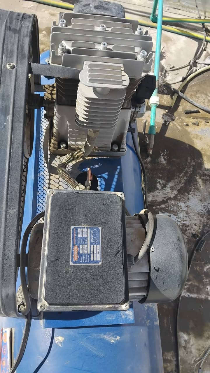 السلآم عليكم كمبريسر هواء ٣٠٠لتر  ضاغطه ايطالية استخدام شهر فقط البطل مغلون النوع القوي سنكل فيز سعر ٥٠٠ بي مجال بسيط شرط الفحص وبي ضمان الاتصال على الرقم ***********
