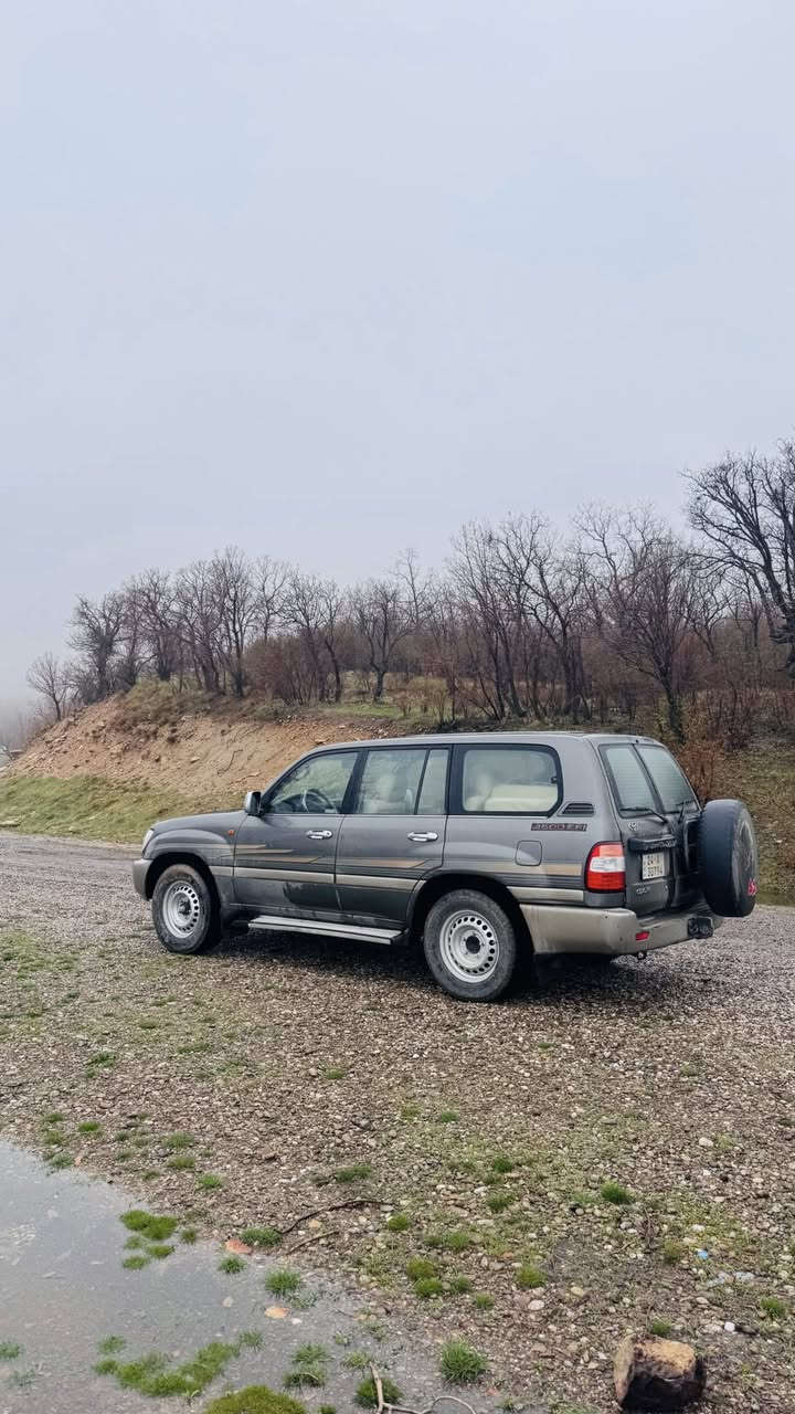 السلام عليكم 
للبيع لاندكروز قطري جديده 2002 محرك 
6 سلندر كير عادي فوريل تخم تاير رقم 
دهوك جديد مكفوله من ضربه وصبغ 
شراي يتصل مكان الرمادي 
***********@
