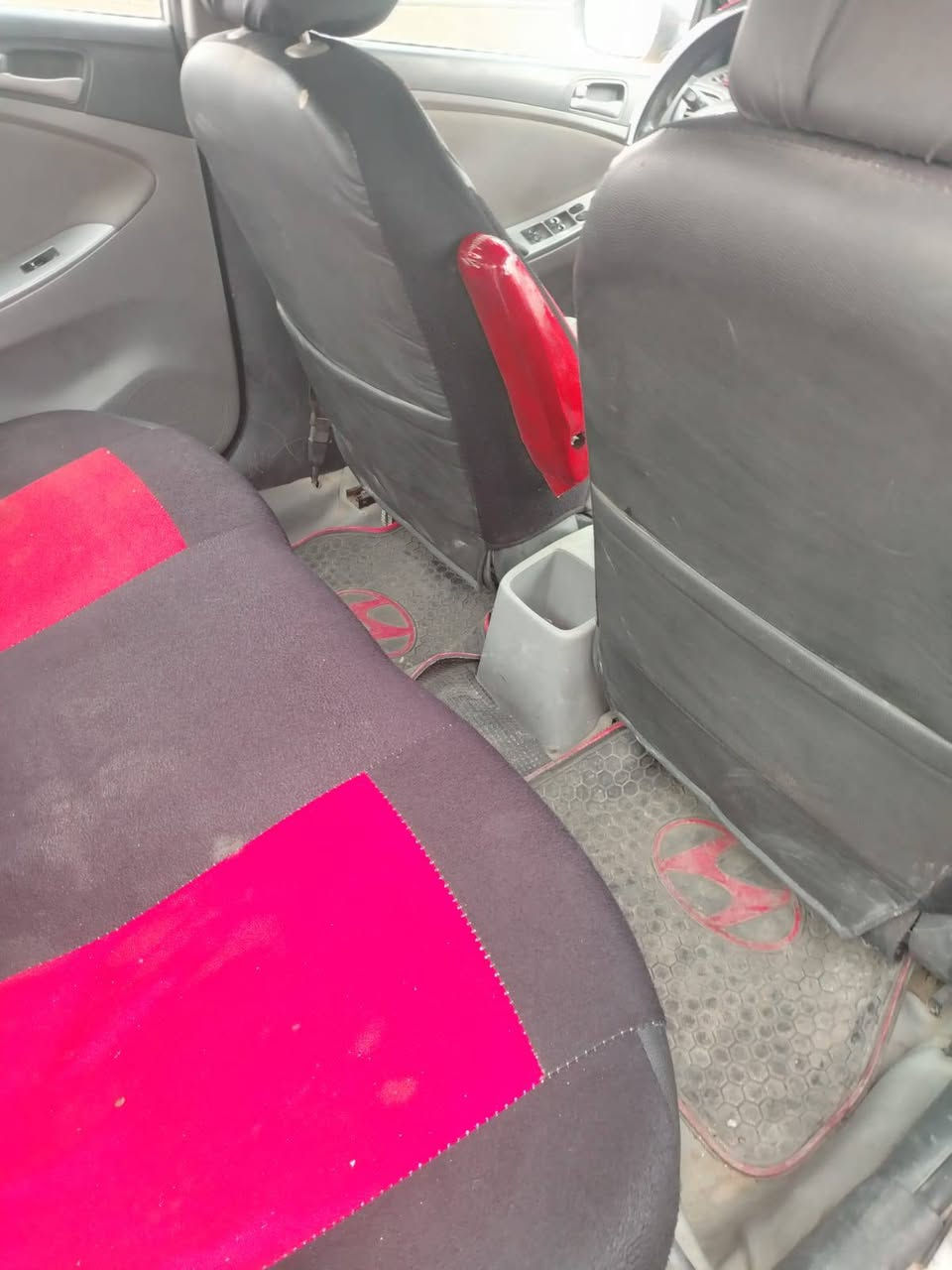 يا الله
السلام عليكم سيارة اكسنت صفرة 2016للبيع لونها الاصلي رصاصي  محرك 1600 جي دي آي وارد امريكي ماشية 240الف رقم انگليزي بأسمي مشروع وطني السعر 80 وبيها مجال للطيبين 
للاستفسار الاتصال على الرقم ***********
