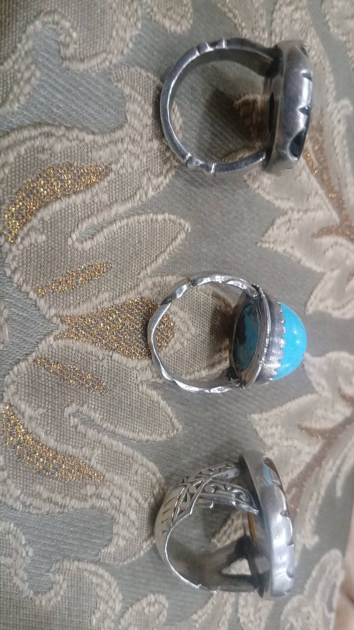 ٣ قطع خشنات وزن ثقيل شغل النجف واحد عقيق يماني مخطوط حرز سيد علي القاضي والثاني يشم مخطوط ايه الكرسي والثالث كرماني  ٣ قطع شلع السعر ١٢٥  مكاني موصل لايوجد توصيل ***********
