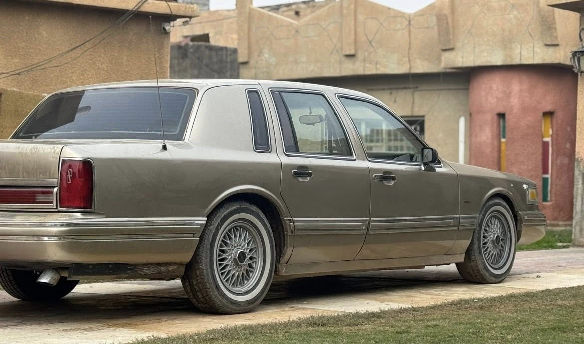 السلام عليكم
للبيع او المراوس
 لينكولين كار موديل 1992 
السيارة علة وضع الشركة
 كل كهربائياتها شغالة
داخلها جلد لون بيجي مابي شخط
حجم البساتم 8 
ما بيها اي نقص
كير ومحرك بالشرط
***********
