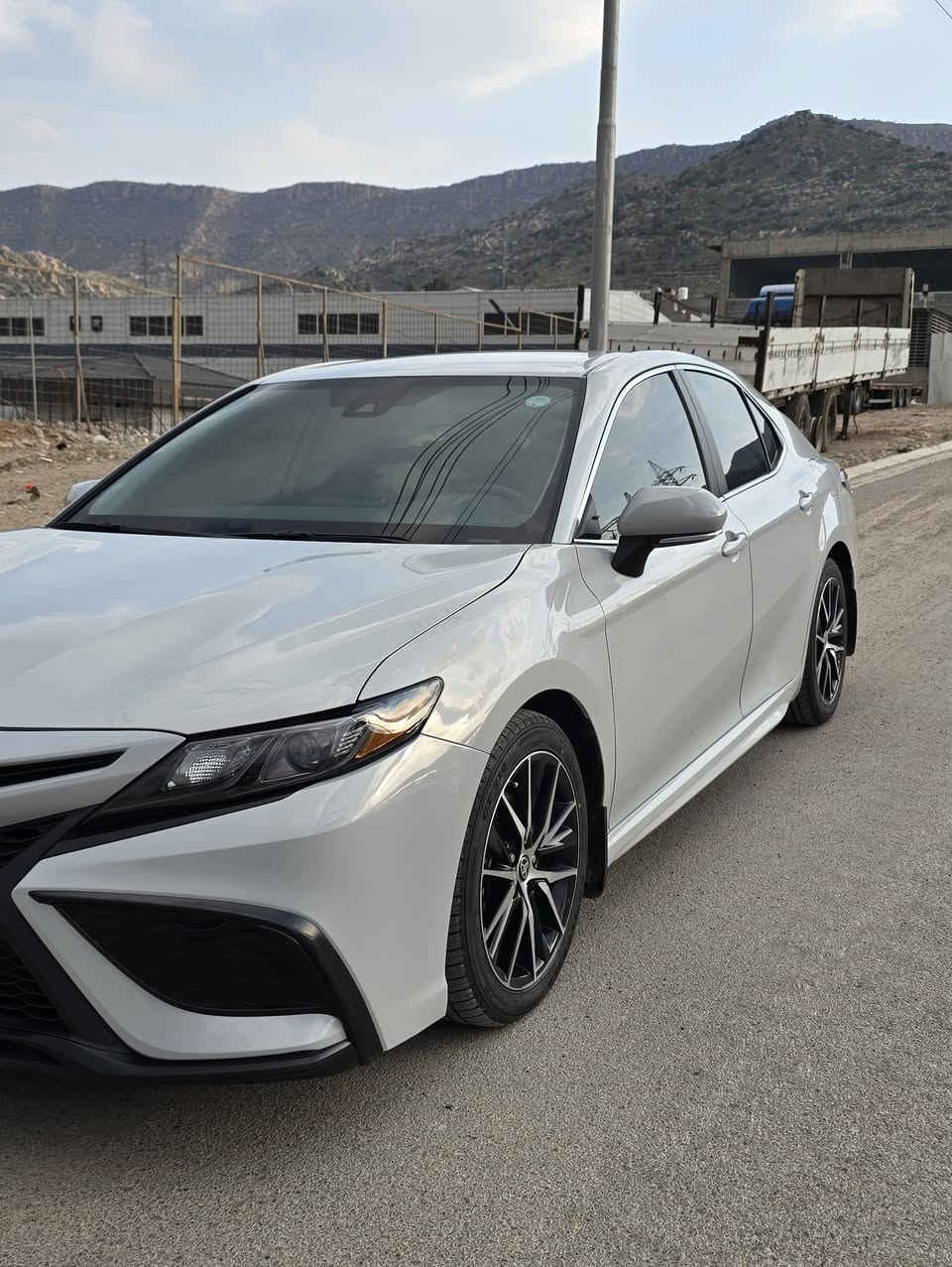 تويوتا كامري SE 2024 - مواصفات أمريكية 🚗
• الموديل (مودێل): 2024
• اللون (رەنگ): سمنتي (Cement) - داخل كريمي ملكي.
• الحالة (رەوش): بدون صبغ حتى دعاميات  بێ سبغ ، بێ ئەیرباگ (ارباك سليم 100%).
• المسافة المقطوعة (مەشی): 47 ألف فقط.
• الإطارات (تاێرە): طقم إطارات جديد سفر .
• الرقم (رقم): بدون رقم (تترقم شمالي: دهوك، أربيل، سليمانية).
• الدخول (دخلة): دخول إبراهيم الخليل.
⚠️ السيارة غير مخرجة (بدون رقم)، وباقي لها 3 أشهر مهلة للتسجيل (الترقيم).
(ترومبێل نەیا خروج کریە و ٣ هەیڤێن دی یێن دگەلدا بۆ ژمارەکرنێ بێ کێشە).

✅ السيارة بحالة الوكالة، نظيفة جداً من الداخل والخارج.
✅ لا تحتاج إلى أي مصاريف (بێ مەسرەف).
💰 السعر (بها): 225 💲
📍 الموقع (ناڤونیشان): دهوك
📞 🟣 🟢 للتواصل (پەیوەندی): ***********
