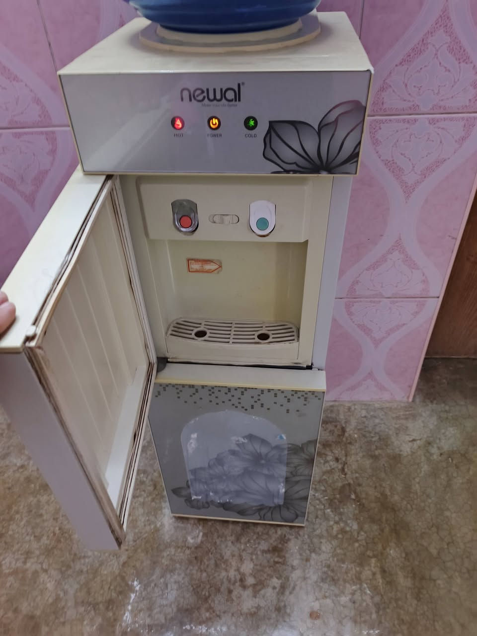 سلام عليكم براد شغال شرط حار بارد ثلاجه كل عيب مابيه كله شرط فول نضافه السعر 60وبيه مجال مكاني كركوك حي عسكري شراي اتصل ***********
