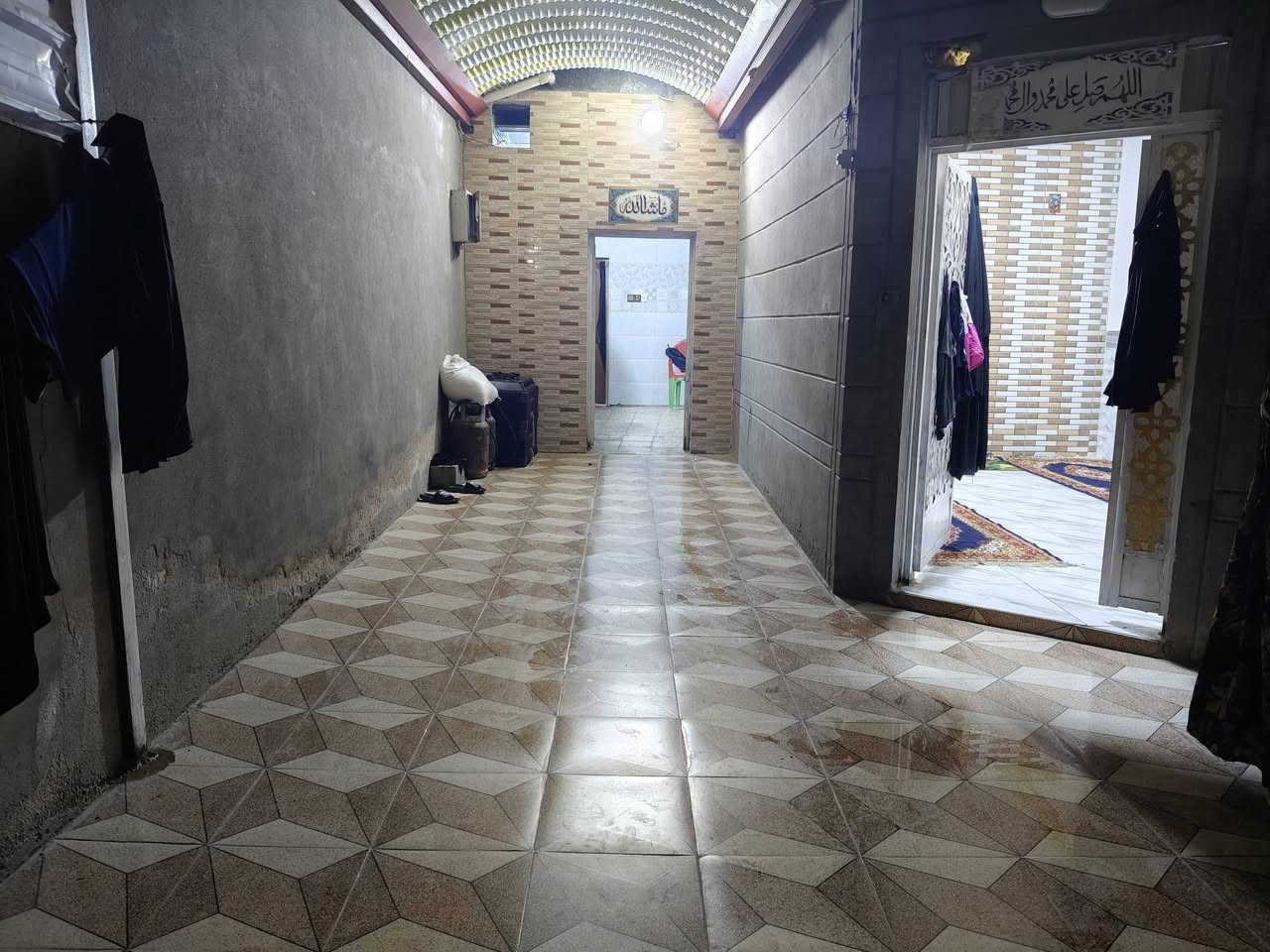 السلام عليكم بيت في حي الامين مساحه 135 طابو سند 25 تفاصيل البيت براني + مطبخ + صاله + غرفه 1 + منور 
+ غرفه بطابق الثاني ماكامله للستفسار ***********
