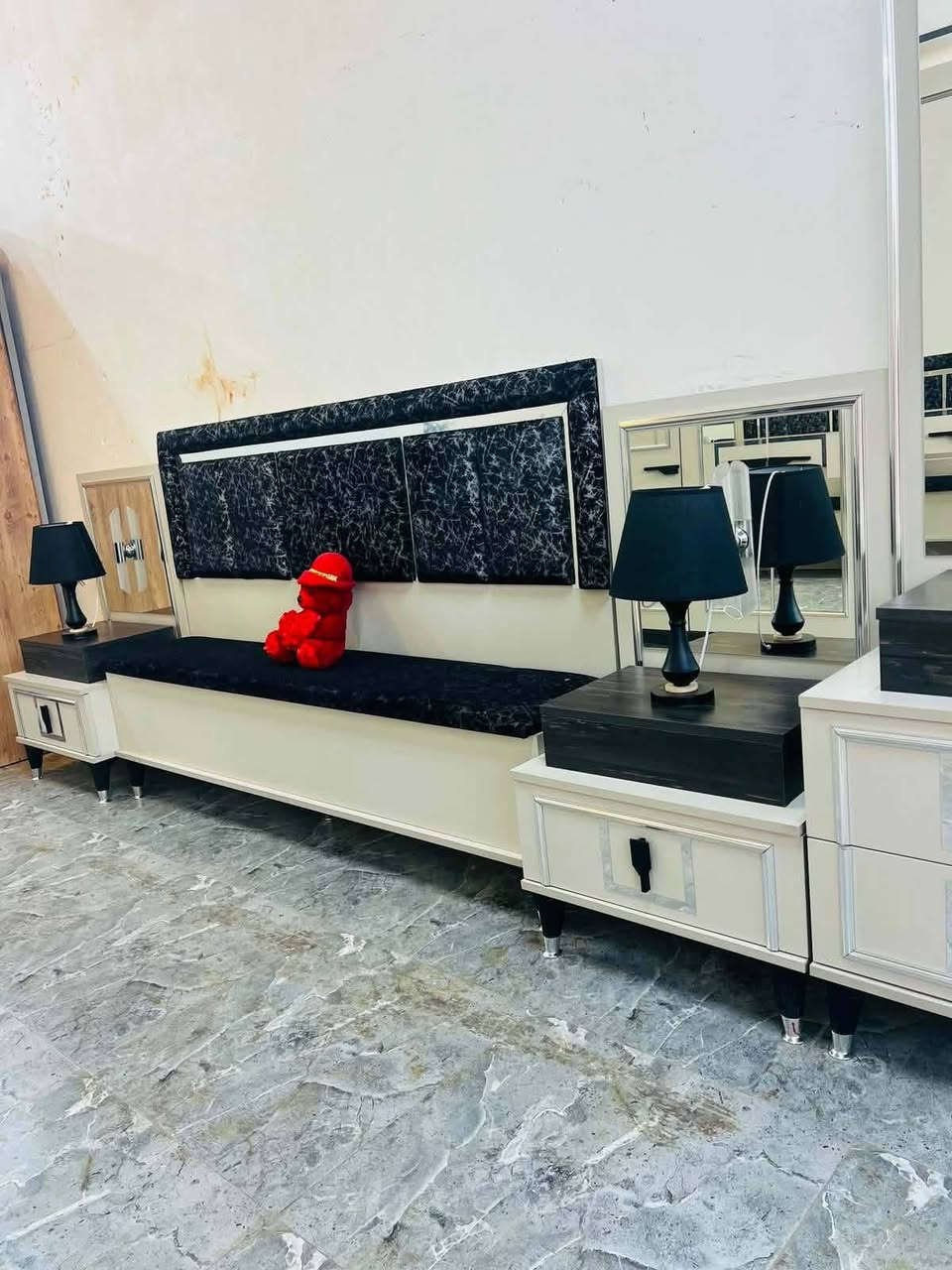 🔥 *غرفة نوم مستعملة - أخت الجديدة* ✨
🇹🇷 *ستايل تركي فخم*
⏳ *استعمال بسيط*
🛏️ *9 قطع:*
 سرير جك +
 شازلون + مخزن + 
🔩 *برغي وجوي حديد* قوي
💯 *النظافة:* 95%
🔥 *الصبغ حراري*

🚚 *توصيل مجاني داخل بغداد*
🚚 *المحافظات:*


**إذا كنت صاحب هذا الإعلان وتريد حذفه لأي سبب، رجاءا أرسل رسالة إلى الدعم الفني**