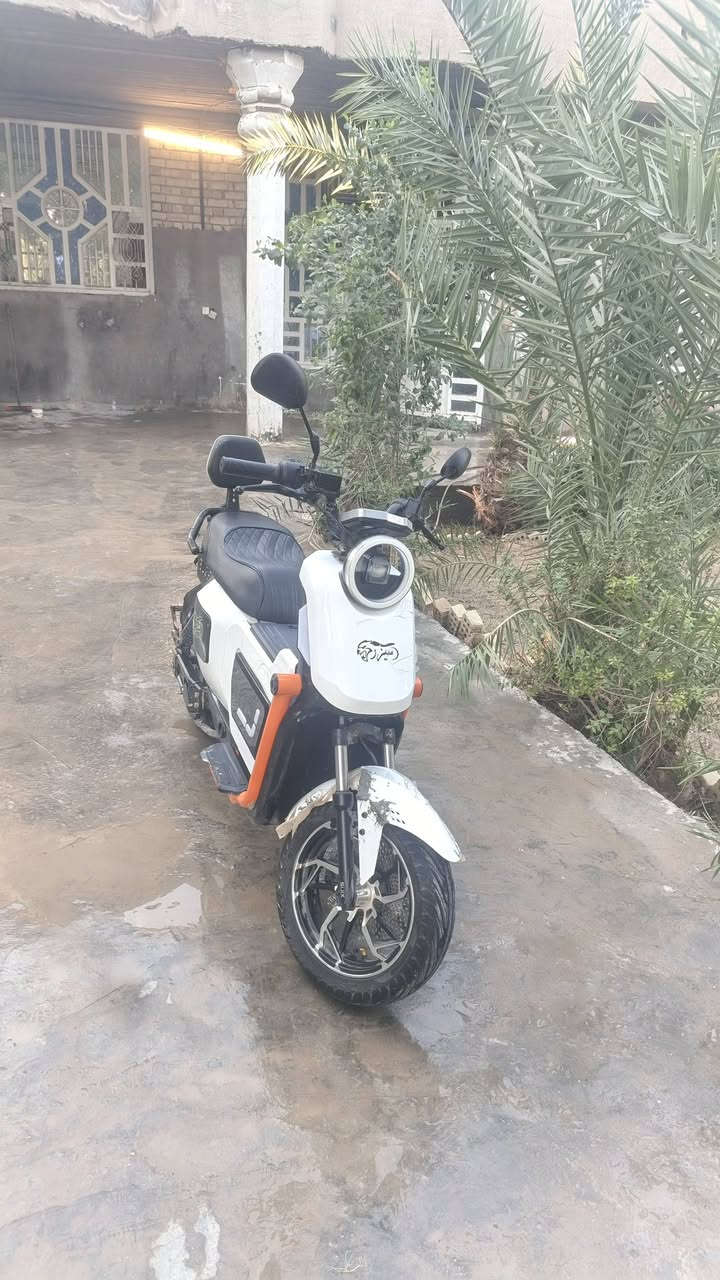 سلام عليكم دراجه شحن ماركت سيزر 
بطاره ليثيوم 
سرعه 80
دراجه خير من الله  
***********
بي وات ساب
