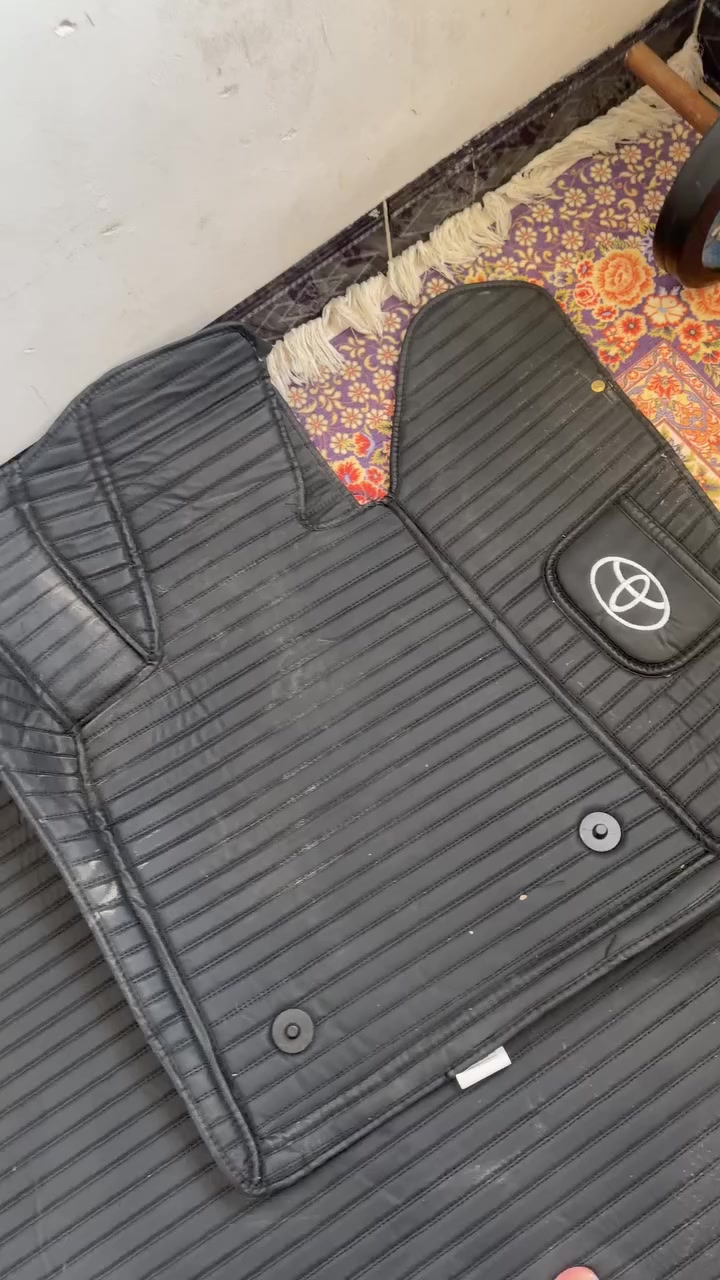 سلاوی خواتان لێبی
تاقم عای شاهیەنە بیلاد جلدە جلد زۆر زۆر شتێکی جوان و نازدارە کامل
ناوسنوقیش لەگەلە جلدە کامل 
١ کونی تیابوو ١ دراوی تیابوو نەتەوێ نەکراوەتە ناوسەیارەوە هەر هەڵم گرتوە زۆر جوان دائەنیشێ کاملە پێویست بە وەسف ناکا وەرە سەیریکە لە ڕەسمەکە جوانتر نەبوونە تەوێ ٨٠ هەزار 
شوێن :سلێمانی 
ڕەقەم :***********
ئەدمین گیان ❤️
