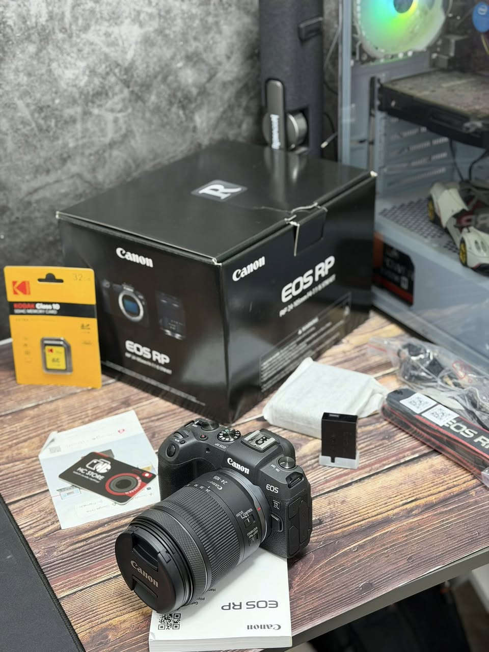 ⁨	📸 Canon RP Kit + عدسة 24-105mm الأصلية
فرصة مميزة لعشاق التصوير الاحترافي ✨
كامرة Canon EOS RP مع عدستها الأصلية بحالة شبه جديدة جداً — استخدام خفيف جداً.

🔹 الحالة: شبه جديدة (كل الملحقات أصلية ولم تُستخدم)
🔹 عداد الشتر: فقط حوالي 100 لقطة 🔥
🔹 نظافة عالية جداً

🎁 الملحقات:
• الكرتون الأصلي
• الشاحن الأصلي
• الحزام الأصلي
• البطارية الأصلية
• كتيبات التشغيل
• رام 32GB هدية 🎁

⸻

⚙️ المواصفات:

✅ حساس فل فريم بدقة 26.2 ميگابكسل
✅ تصوير فيديو 4K
✅ شاشة لمس متحركة بالكامل
✅ نظام فوكس احترافي Dual Pixel
✅ تصوير مستمر سريع
✅ حجم خفيف ومثالية للتصوير والسفر
✅ واي فاي وبلوتوث لنقل الصور بسهولة

⸻

💰 سعر الجديد بالسوق: 1,275,000 دينار
🔥 سعرها يمي فقط: 1,125,000 دينار

🚚 توصيل مجاني لجميع المحافظات

📩 للحجز أو الاستفسار مراسلة الصفحة خاص⁩


**إذا كنت صاحب هذا الإعلان وتريد حذفه لأي سبب، رجاءا أرسل رسالة إلى الدعم الفني**