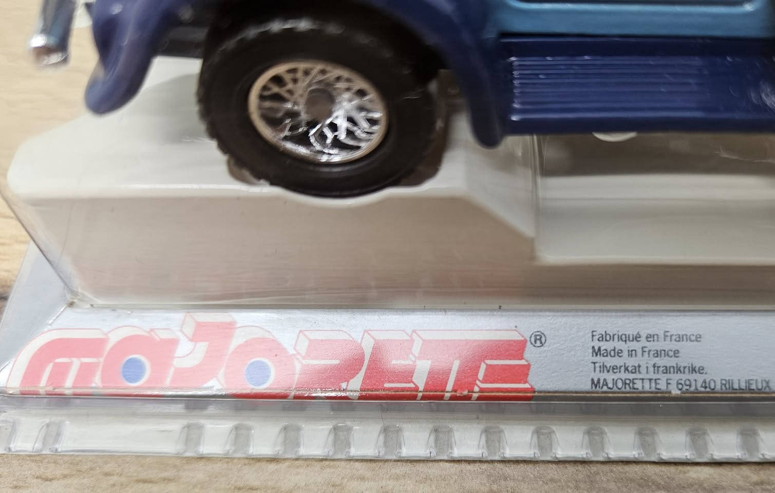 سيارة لعبة معدنية (Die-cast) من إنتاج شركة Majorette، وهي تجسيد لسيارة كلاسيكية فاخرة. 
صناعة فرنسيه 
طول السيارة قرابة ال ١٤ سم 
السعر ٦٠ الف


**إذا كنت صاحب هذا الإعلان وتريد حذفه لأي سبب، رجاءا أرسل رسالة إلى الدعم الفني**