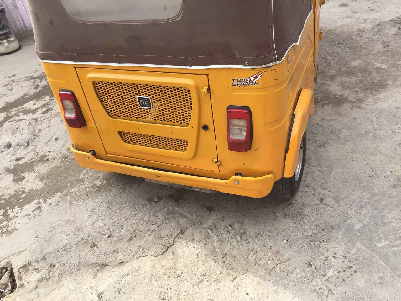 تكتك للبيع مرقم انكليزي سعرها ٧٧٥٠ قفل قفل قفل مكاني بغداد المعامل القوده لاصبغ ولا شي بس بيهن اثر مال حصو من الشارع وتكتك يمكن بيها بارد على كد شبر يم تانكي مال البانزين مكينه ناعمة *********** واتساب فقط
