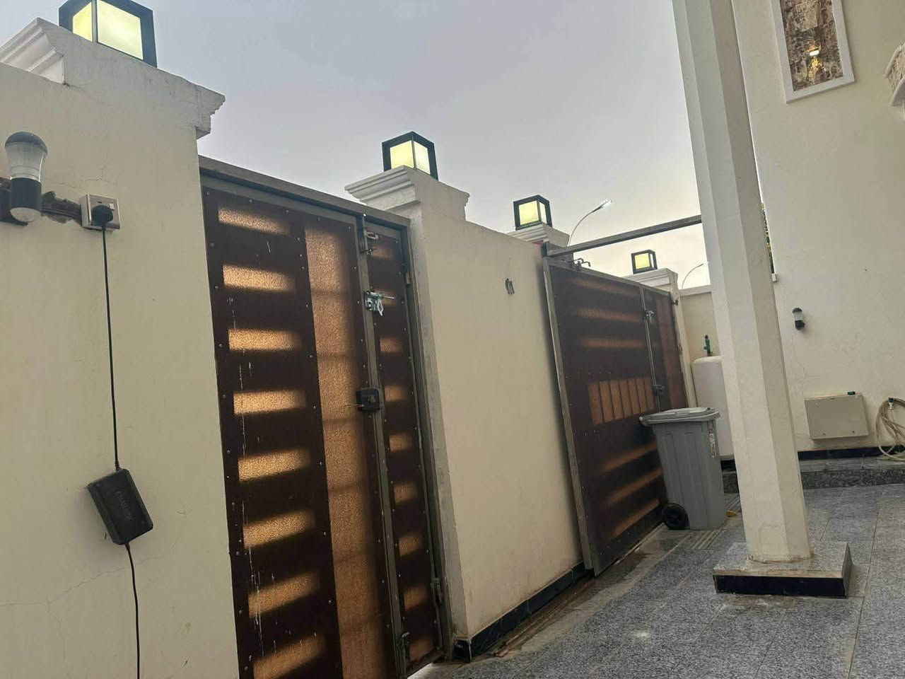 السلام عليكم بيت 🏡 للبيع في الاسكان الصناعي 
نزلة العمارات كلش قريب على الشارع الرئيسي 
مقابل الحديقه حديقه المساحه 125 م الواجه 12 ونص م والنزال 10 م البيت طابقين بناء حلو ومرتب … السعر مراسلة الصفحه أو الاتصال على الرقم الموجود … مكتب الخزاعي للعقار 
***********
