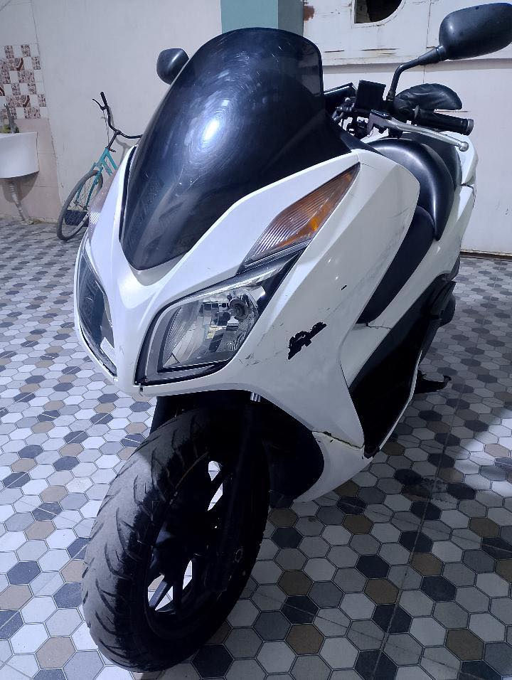 السلام عليكم 
فورزه 012 بيضه دراجه حلوه خير من الله 

دراجه نقصها جامرلغ امامي بس كهربائيات كلها شغاله 

ستان حساس مكينه ناعمه معدل حلو 

دراجه مال جناي شراي خابر ودلل سعر ١٥٠٠ 

وبيها مجال شراي اتصل ***********
