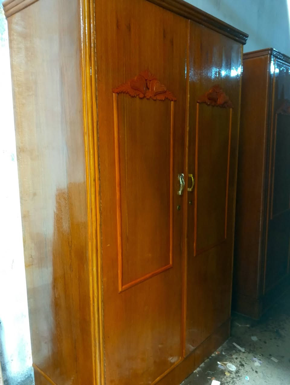 السلام عليكم كنتور 2 باب نجاره درجه اولى نضافه فول العنوان حله شارع ابو القاسم الرقم ***********
