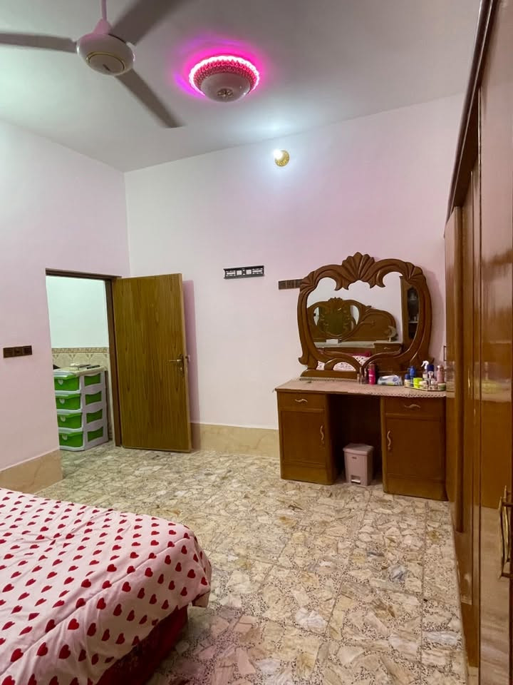 🏡 للبيع بيت سكني
بيت سكني بمساحة 100 متر، بناء جديد ونظيف، جاهز للسكن مباشرة 

مواصفات البيت:

 ● غرفة نوم.

 ● صالة.

 ● استقبال.

 ● مطبخ.

 ● حمام داخلي 

 ● صحيات خارجيه

للاستفسار أو المعاينه، يرجى التواصل على الخاص أو الاتصال.***********

***********
