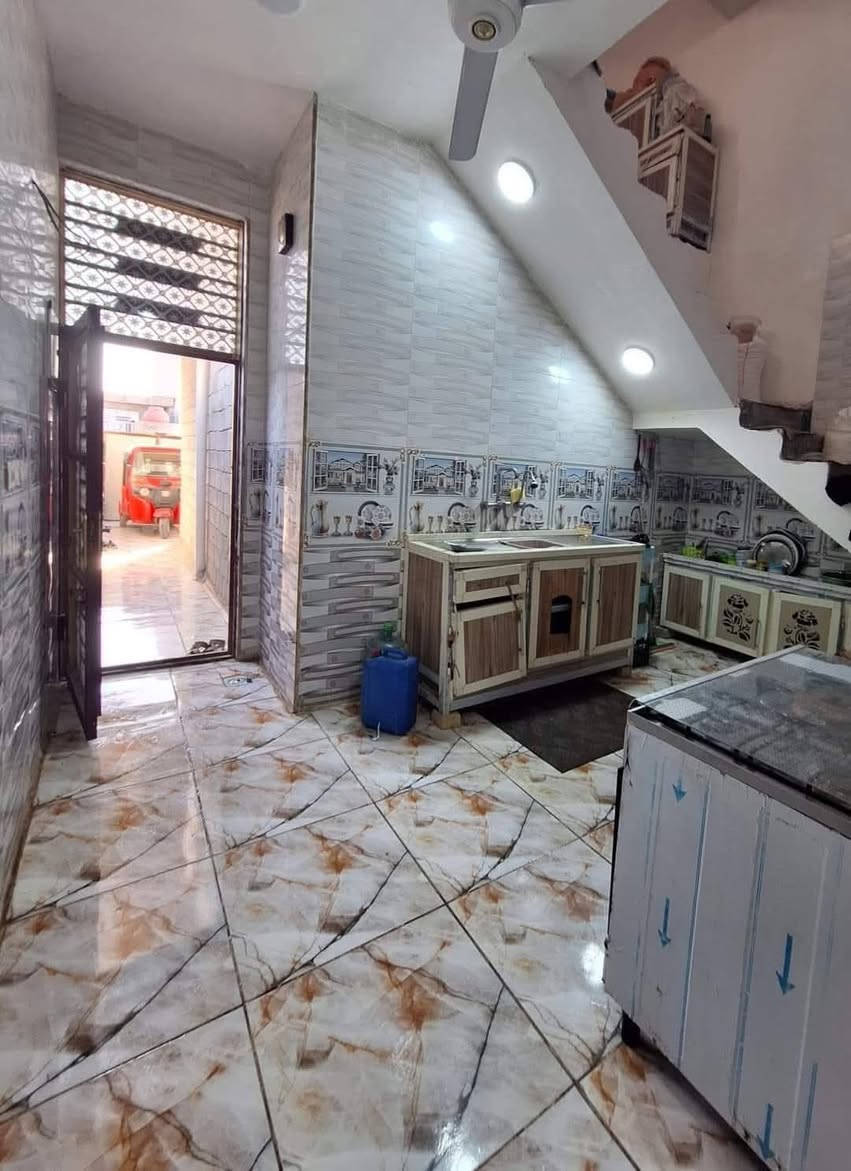 بيت للبيع في الامن الداخلي شارع الضغط بناء جديد صب كونكريت مسلح طابق ونص البيت 2 غرف نوم استقبال مطبخ كراج صحيات   ارضيه بورسلين البيت طابو صرف وليس زراعي بناء حديث جدا البيت يباع نقد وعلى المبادره
للاستفسار 
*********** كربلاء, العراق
