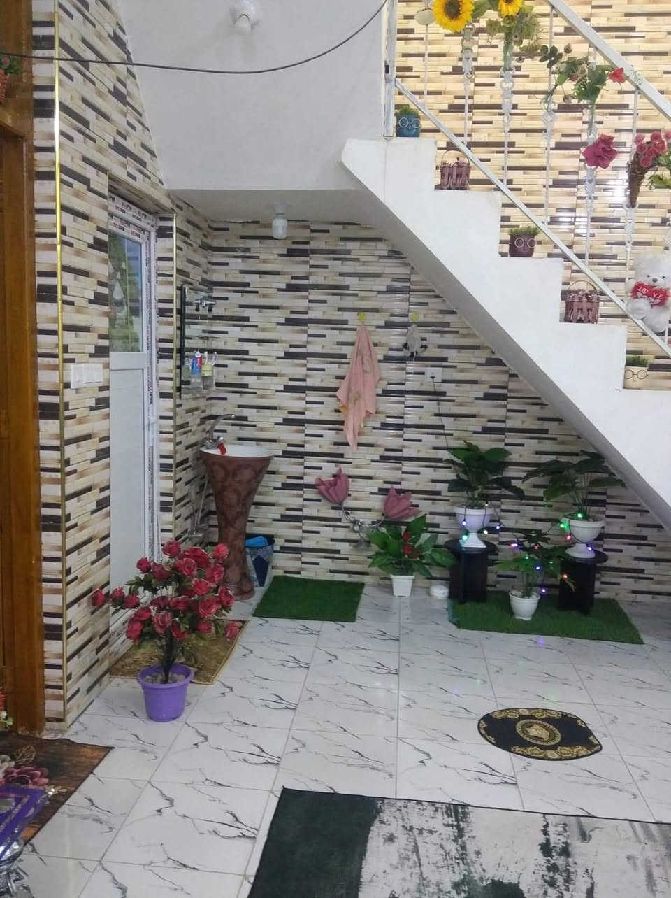 بيت بناء حديث للبيع السعر 70 مليون موقع ممتاز جدا بالبكرلي الثالثة قرب قاعة الحديد المساحه 115 متر الواجهه 6.5 يحتوي على غرفتين نوم وصاله ومطبخ وهول وصحيات فوك وصحيات جوه عالي عن الشارع البيت مربوط عالمجاري قريب على الشارع العام خط كيات البكرلي سند 25 طابو زراعي تحويل مباشر باسم المشتري للاستفسار ***********
