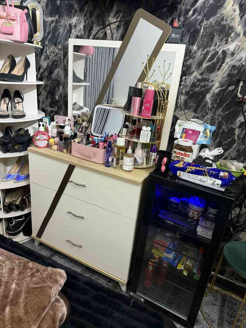 للبيع السعر ٣٥٠ المكان بغداد الدورة الغرفه نظيفه خمس قطع واكو توصيل بكروه باقي تفاصيل خاص
