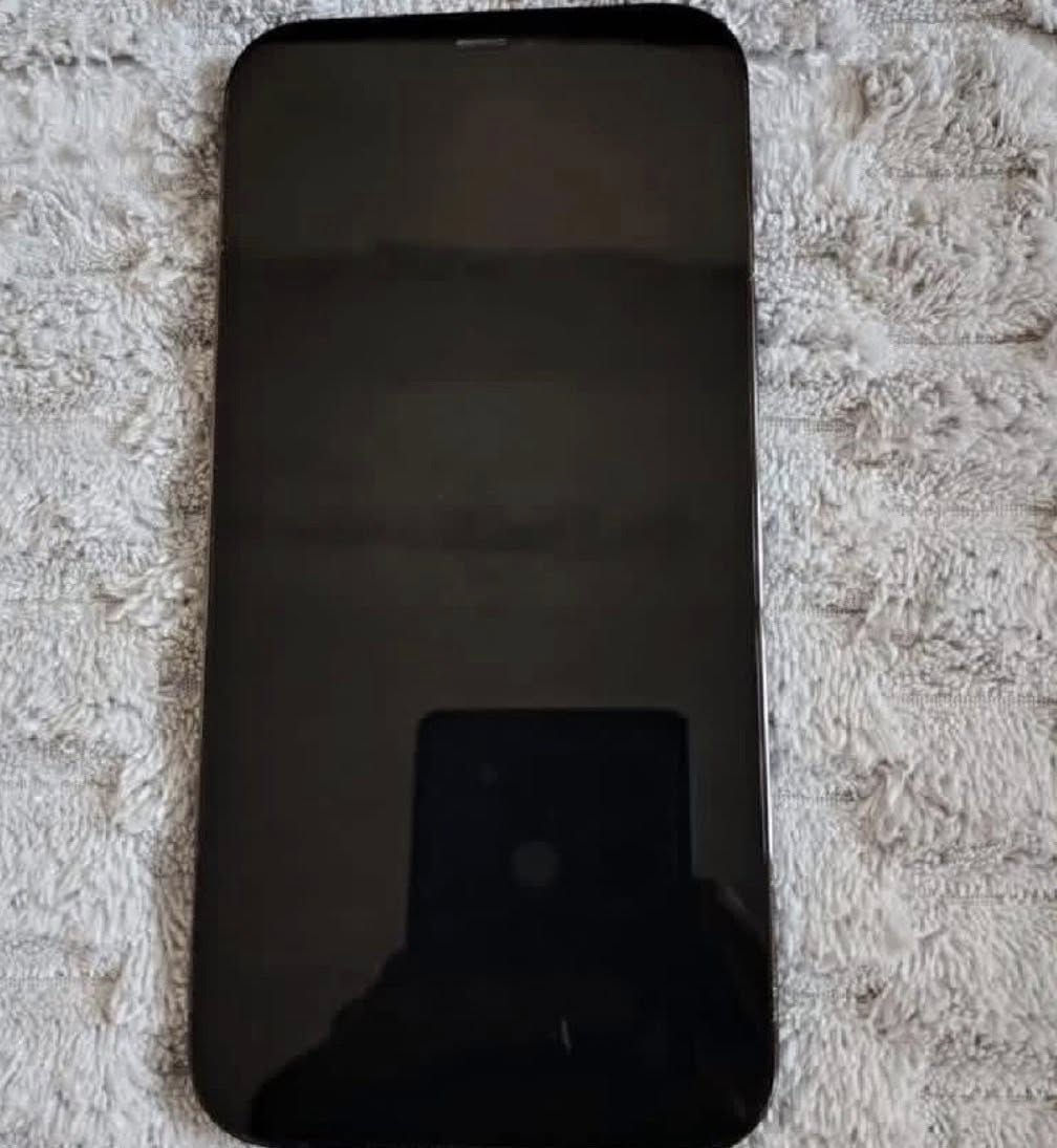 12 برو ماكس 🍎
الجهاز مكفول من كلشي شاهد ربي وبذمتي
ماعدا شخط جدآ بسيط بالشاشة غير موثر عاللمس وموضح بالصورة 
لون ازرق غامق💙
بطارية 77 
شرق اوسط نموذج M
مكاني : بغداد الشعب 
رقم التواصل 📞: ***********
السعر : 400 الف ومعتاز كل دينار ربي يشهد♥️
