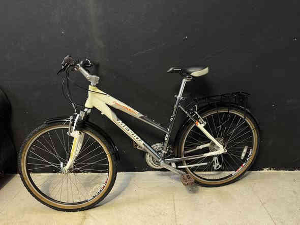 السلام عليكم خواتي عندي هذي ماركة (MERIDA)  غني عن التعريف حجم 26 جبلي قياس M فاصله الترحال بس جبلي دبل امامي معدنه المنيوم نظافة 95 سستم شيمانو التوس 3/7 رقبه متحركة سعره 230 الف وبي مجال *********** وتساب وخاص مفتوحين عنواني موصل معرض الفهد للدراجات تتوفر خدمة توصيل لجميع محافظات العراق وتحياتي
