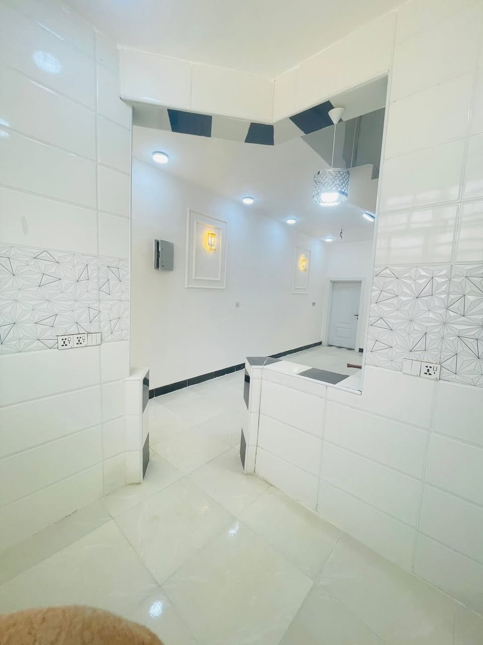 المساحه ٦٠ م طابو زراعي مقابل ملحق قرية الغدير
البيت جديد وجاهز 
بناء حديث// طابوق 🧱// صب // سطح كامل // تناكي ماطور // 
سخان // خلاطات // البيت جاهز 

#ملاحظه البيت قريب لسوك مباشر 

السعر ٢٥ 
***********

***********وتساب
