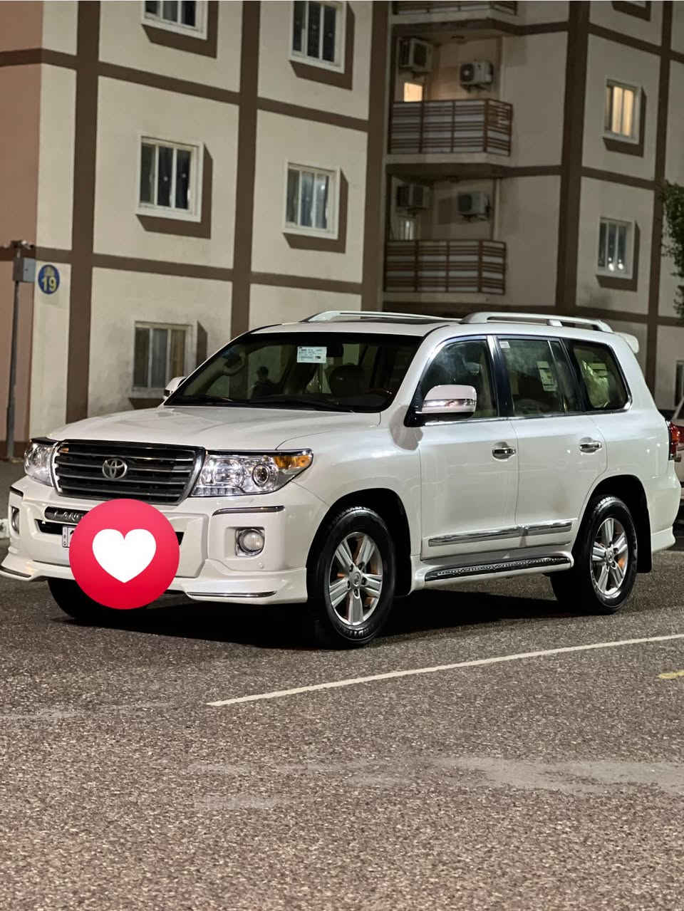 لاندكروز 2013
V8
رقم بغداد
ماشية 190 
بيها بارد جاملغ امام ايسر
وبيها مربع كلير
السعر 315
بيها مجال
***********
العنوان البصرة
