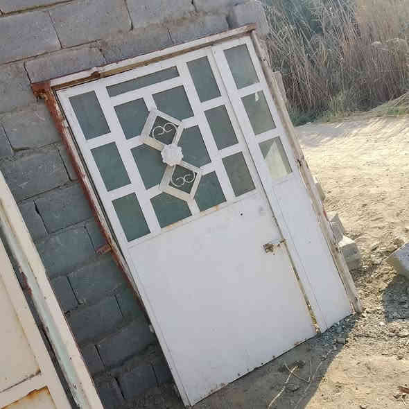 السلام عليكم بوب وشبابيك باب خارجي شياج وباب هول طلاكه وربع وباب استقبال طلاكه شبابيك عدد 3نضيف هوه وجام بس واحد مابيه جاب وهنكلاين عدد 11طول مترين اكو متر ونص مكان السده الهندية العلكايه الشارع الخير للعلم غراض توني فلشتهن هاص موجود او انتصال 0773 915 0187
