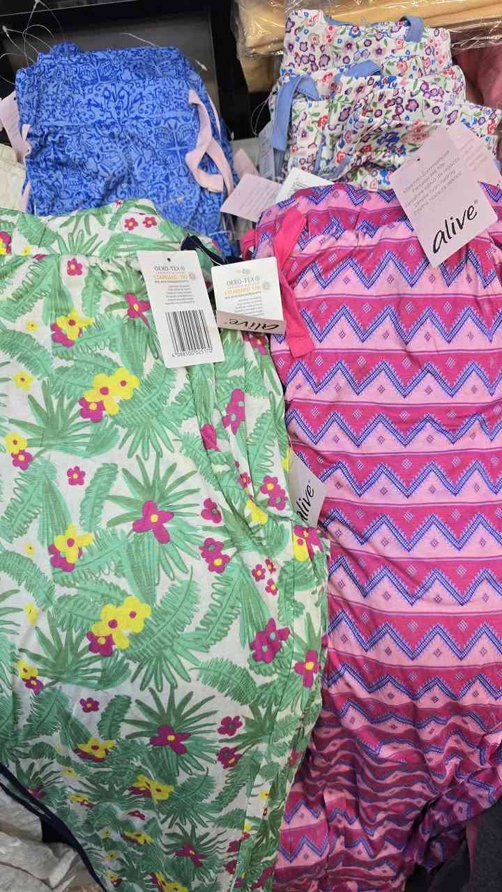 شلعة بجامة ماركة اوربية قياس محير واطفال.. سعر القطعة( الفين) تقريبا ١٠٠ قطعة
***********
