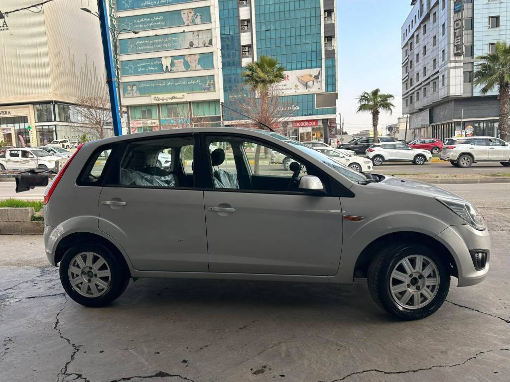 فوردي فيگو ٢٠١٣ ره قه م و هه زه ي تازه يه سه نه وي دومانگه به سه و جوه گير و مه كينه ي به شه رت بيو دواي تازه داگيراوه چوار بارجه و دو په له ي بوياخه. به و شه رته ي هيج ناوي نه گر تبي له سه ر شوخت كراون راسمي هه مويم لايه هي مالي خومانه ٤ ساله لای خۆمە
***********
*********** السليمانية, العراق
