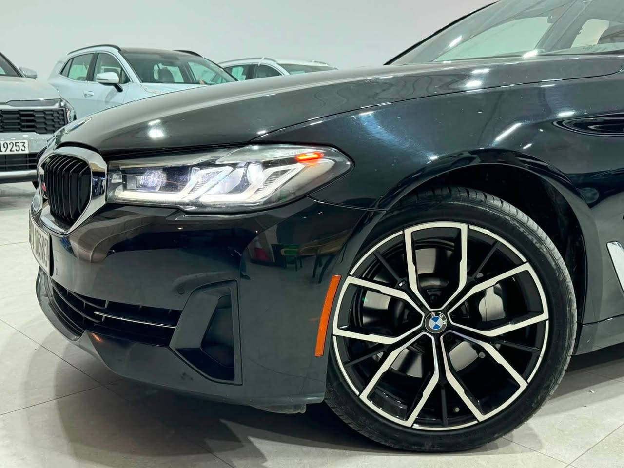 السلام عليكم
BMW 530i 2021 luxury package 
كلين كفالة عامة فقط دعاميات صبغ
فول مواصفات فتحة سقف
حساسات امامية خلفية
ويل 19 M تو سايز
داتا شو
كشنات امامية تدفئة
داخل كريمي مع ambient light تحكم
رادار جانبي ونقطة عمياء
صندوق كهرباء
سستم سماعات Harman Kardon 
شاحن لاسلكي
تشغيل عن بعد

السيارة عليها ادامة كاملة من تنظيف حجر الاحتراق وكافة الزيوت وتخم اطارات جديد
مبيها مصرف ربع دينار

السعر 31,500$
***********
770 634 0075

