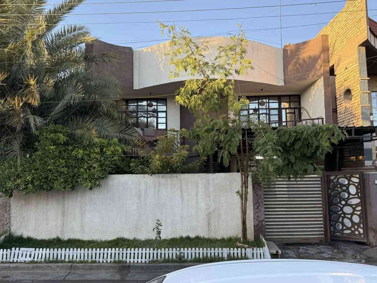 السلام عليكم
تحية طيبة للجميع

بيت للبيع مساحتة ٢٠٠متر واجهية ١٠ نزال ٢٠ في منطقة حي الجهاد محلة ٨٩٥ مربع جامع النور البيت طابقين

الطابق الاول يحتوي على غرفتين نوم وحولي واستقبال ومطبخ ومجموعة صحية

والطابق الثاني بناء حديث يحتوي على غرفة نوم واستقبال ومطبخ ومجموعة صحية اي بمعنى سويت ويرهم مشتمل منفصل ويحتوي على درج خارجي ويحتوي ع طرمة تسع سيارتين وتشجير داخلي وخارجي وقمرية 
ملاحظة البيت يحتوي ع كاونترات تفصال المنيوم من ضمن البيت
 السعر ب٤٥٠ وبي مجال

للتواصل ابو فهد

***********
