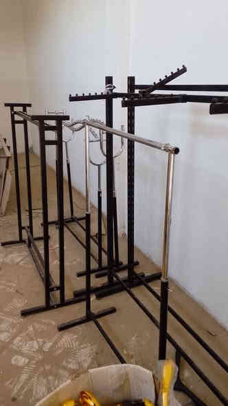 ابيع شلع 
بوري حديد نضافه ٩٥٪ مع المثبت بل حائط 
عارضه ملابس فول وسعر بلاش 
تعلاكه هم بلاش ٣بالف 
مصطره وتعاليكهه 
ابيع شلع 
***********
