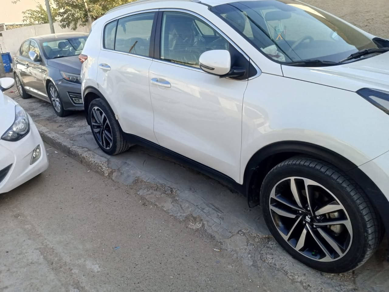 السلام عليكم ((للبيع))
كيا سبورتاج موديل ٢٠٢١ خليجي مكفول كفاله عامه من الصبغ عدى بارد مقدار شبر بالدوسه تحب الباب الخلف الصدر والباقي كفاله ماشيه ٦٧ الف كيلو متر الون ابيض بغداد الماني باسمي تحويل ثاني يوم نص مواصفات 
مري شفط 
شاشه اصليه 
حساسات 
تحكم وكروز وتبريد بيانو 
قطعتين تبريد
محرك  ال٢٠٠٠ كير ومحرك كفاله من الفتح
للبيع بسعر ١٩٨$ وبيها مجال 
بغداد حي العامل


**إذا كنت صاحب هذا الإعلان وتريد حذفه لأي سبب، رجاءا أرسل رسالة إلى الدعم الفني**