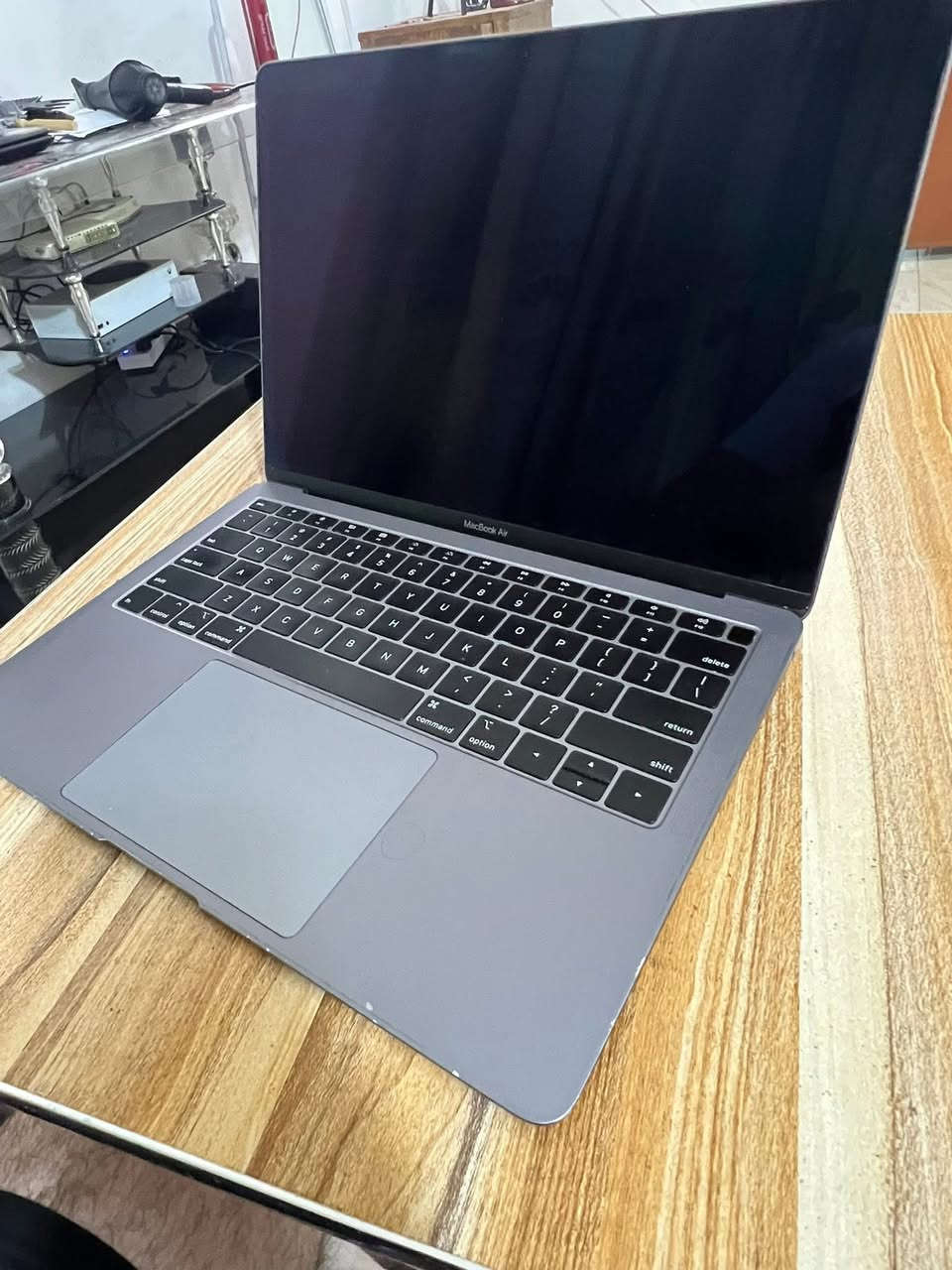 ماك بوك اير 2018
كلشي موضح بلصوره 
السعر 400الف وبيهه مجال بسيط 
فقط شاحنه ماكو 
للتواصل***********

