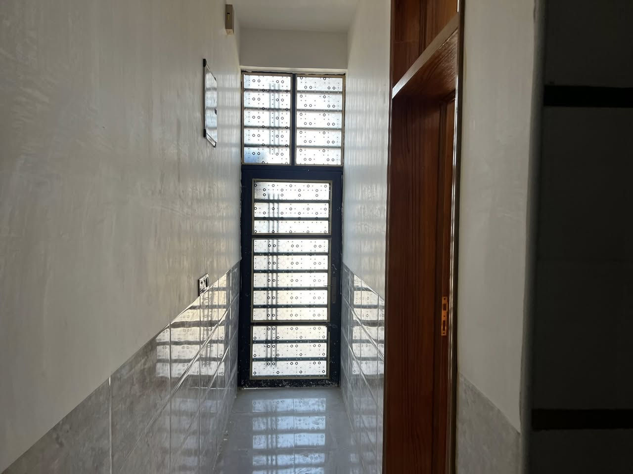 دار للبيع طابو زراعي سند 25 تحويل مباشر مساحه 100 متر بناء حديث صار شهر من كمل موقع البيت البكرلي ثانيه شارع مخبز ليمونه خلف مضيف الشيخ نعمه عرض شارع 10 متر كافت الخدمات متوفره يحتوي البيت غرفه نوم ستقبال  كليدور مطبخ حار بارد مجمع صحيات وحمام داخلي بيتونه كبيره السعر 77 بيه مجال من يرغب بشراء الدار الاتصال علي الرقم ***********
