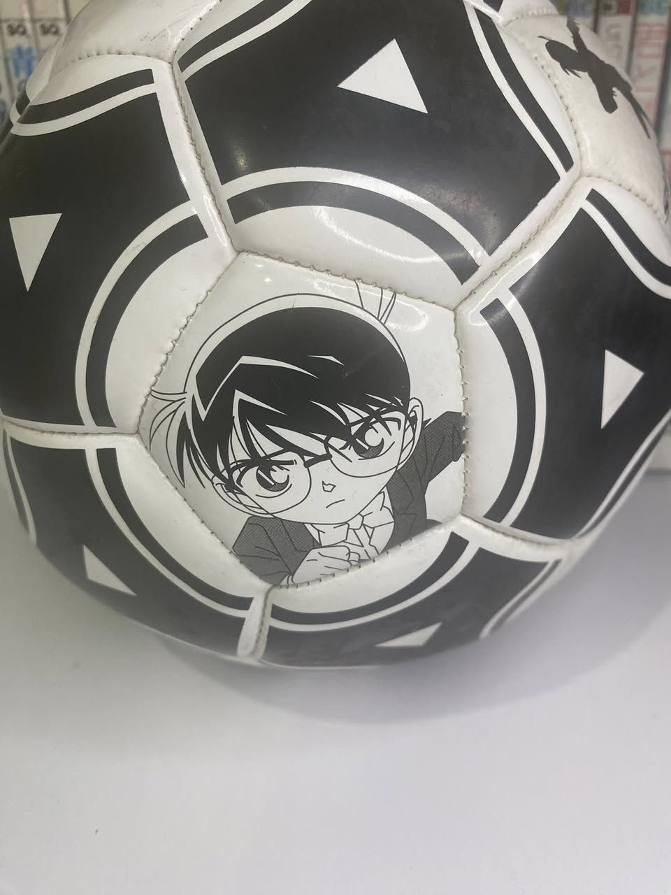 كرة قدم أصلية مرخّصة من سلسلة المحقق كونان (Detective Conan) إصدار 1996.
تحمل حقوق رسمية باسم المؤلف Gosho Aoyama والناشر Shogakukan واستوديو TMS، مع توزيع SEGA.
تُعتبر من الإصدارات المبكرة النادرة المرتبطة ببداية عرض الأنمي.
قطعة مميزة لهواة جمع منتجات كونان القديمة.


**إذا كنت صاحب هذا الإعلان وتريد حذفه لأي سبب، رجاءا أرسل رسالة إلى الدعم الفني**