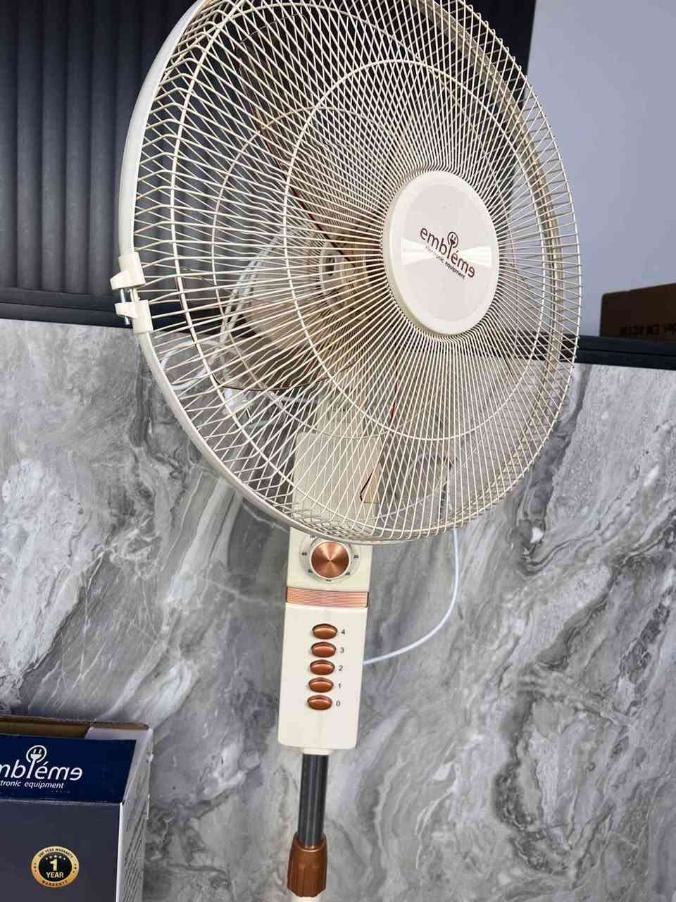 مروحه عمودي السعر 70 الف 
مروحة عمودية (ستاند) 18 بوصة - امبليوم  موديل: EMAEFG29
🌬️ نبذة عن المنتج: مروحة عمودية من امبليوم بتصميم كلاسيكي أنيق، توفر تدفق هواء قوي وهادئ، مناسبة للمنازل والمكاتب مع تحكم متعدد السرعات ومؤقت مدمج لراحة أكبر.
المواصفات: • النوع: مروحة عمودية (ستاند)
• المقاس: 18 بوصة
• المحرك: نحاس
• القدرة: 65 واط
• السرعات: 4 مستويات للتحكم بالسرعة
• الشفرات: 5 ريش
• المؤقت: حتى 60 دقيقة
• تدفق الهواء: 133 م³/دقيقة
• تصميم كلاسيكي أنيق
• قوة دفع وتوزيع هواء عالية
الأبعاد: 📦 أبعاد الكرتون: 55 × 14.7 × 60 سم
المميزات: ✔️ محرك نحاسي عالي الجودة
✔️ تدفق هواء قوي وفعال
✔️ مؤقت مدمج لسهولة الاستخدام
✔️ 4 سرعات لتناسب مختلف الاحتياجات
✔️ تصميم عملي يناسب جميع الأماكن.
ضمان سنة 
توصيل بغداد 5 محافظات 6 بغداد, العراق


**إذا كنت صاحب هذا الإعلان وتريد حذفه لأي سبب، رجاءا أرسل رسالة إلى الدعم الفني**
