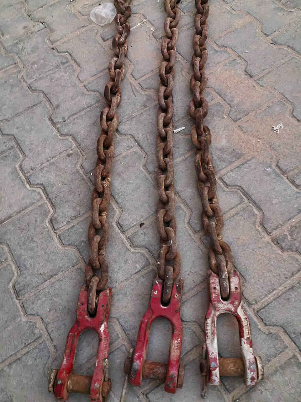 السلام عليكم ورحمة الله وبركاته للبيع سلاسل سحب قطر ١٦ملم طول ١،٢٠سم كريد ١٠٠فولاذ اصليه ام الختم اوربيه نضيف العنوان النجف الاشرف ***********
