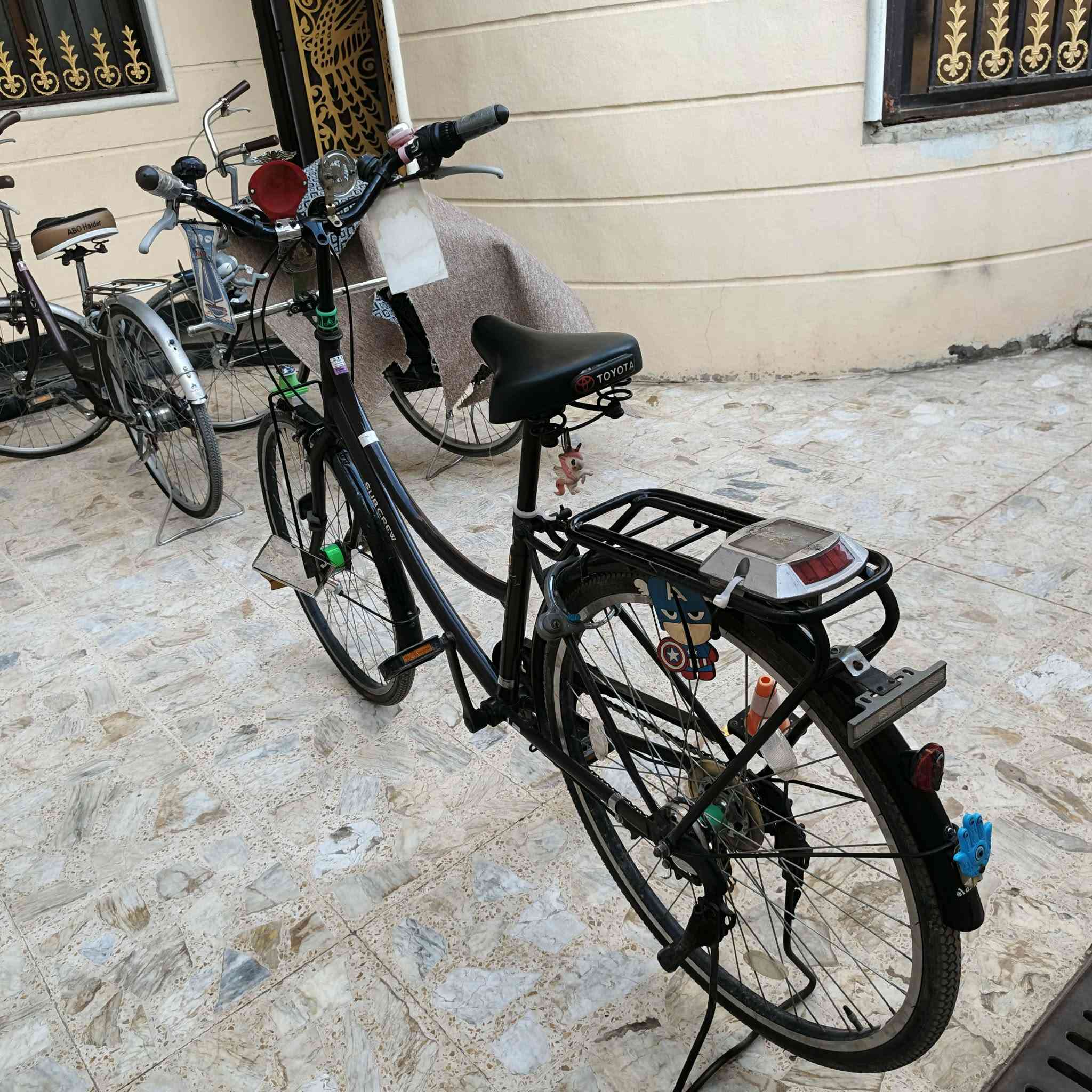 السلام عليكم بايسكل للبيع ياباني باله حجم ٢٦ جديد مابي شخط بايسكل ماركه بايسكل كير 6 نمر حساس بايسكل كامل وسيبايه عضميه  مكفول من شخط السعر( 130)وبي مجال بسيط (ابيع بدون غراض) مكان بغداد الزعفرانيه شارع البطل اتصال خاص او***********
