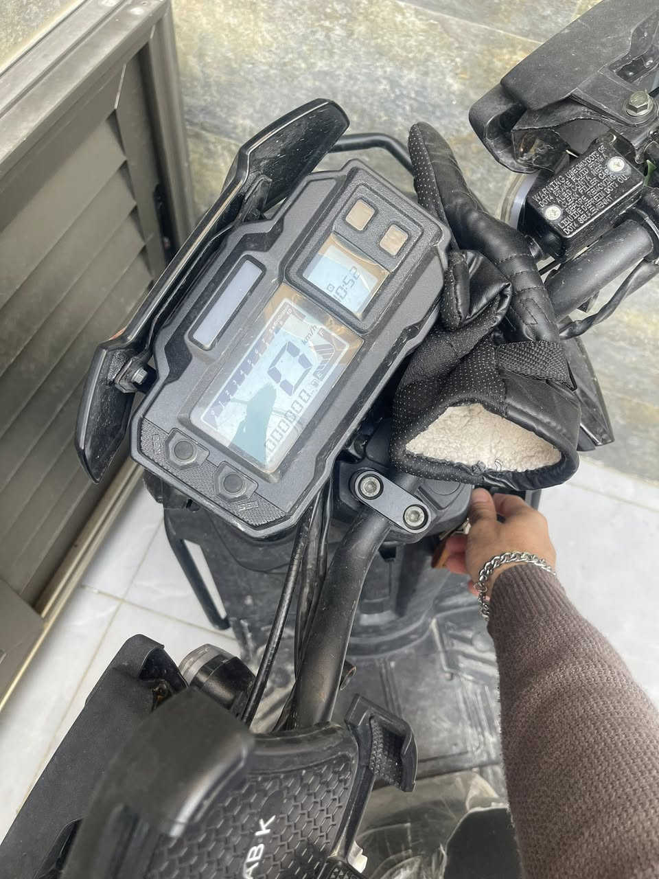 اباجي ٢٠٢٥ صارله شهر طالعه םـن المعرض مبدل دهن مرتين بس مكفوله وصل المعرض موجود اخذته مليون و٢٠٠  وياها الصندوك وستان موبايل متوازي حط سعر يرضي اللــهہٰ وتصل ***********
