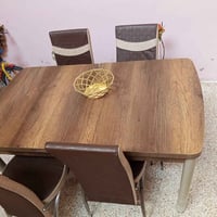 ميز طعام • ٤ كراسي • نظيف