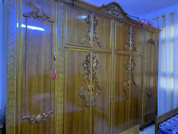 غرف نوم مع جرابي عدد 4 مع ميز تواليت خشب صاج عراقي العنوان بغداد حي أور قرب سنتر حي اور رقم الهاتف *********** أبو مريم
