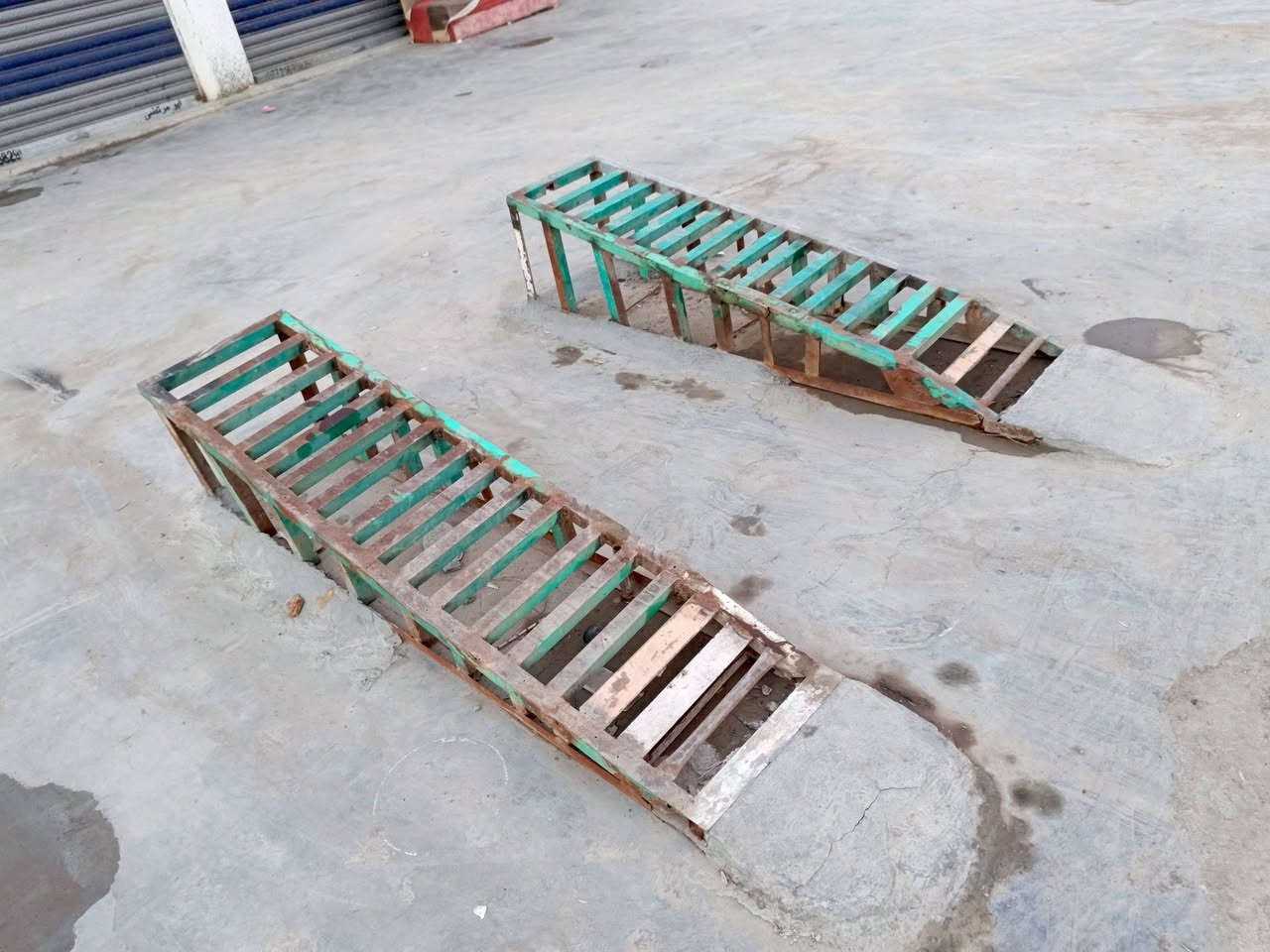 غراض محل للبيع
عدة شركة توتال مستخدمة شي قليل 
رمبات حديد 
حهاز فحص نوزلات وشحن باتريات شغال 
مدكات عدد ثنين 
رفوف المنيوم عدد ٣ 
رفوف خشب خمس رفوف طول ٧ امتار 
ثلاجة صغيرة 
مدگة دهن فل 
مسدس بانزين 
صوندة مال كمبريسر 
محدادة شركة توتال جديدة 
عارضات شركة توتال عدد ثنين
لافتة طول ٥ مترات 
السعر مليون ومية بيهن مجال للمعلومة بس العدة سعرها بالسوك ٥٥٠ 
الشراي يتصل عالرقم *********** 
مكان بعقوبة
